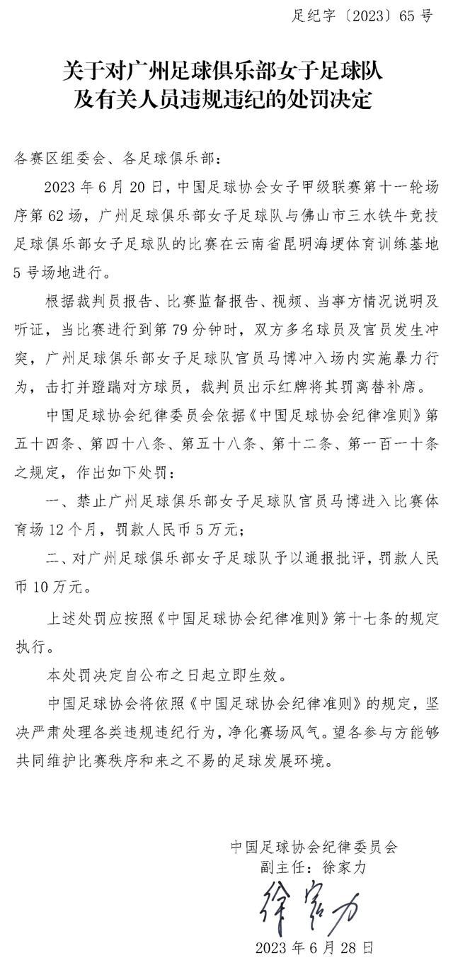 虽然相处时间不多，但消防员老爸永远是孩子心中的英雄，孩子们提起父亲时，言语间总有着满满的自豪感：;有火灾了他可以救火;我爸爸能保护世界，他非常勇敢，在;炫父的同时，孩子们还不忘表达对父亲的关心，有小朋友就表示自己;最害怕爸爸被烟熏着，还有一个三四岁的小朋友面对镜头羞涩地说：;我最想说的是，爸爸别烧着啦